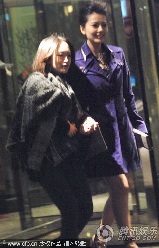 高圆圆拿gucci包显阔气 穿短裙上车怕走光【图】