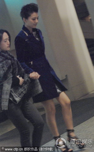 高圆圆拿gucci包显阔气 穿短裙上车怕走光【图】