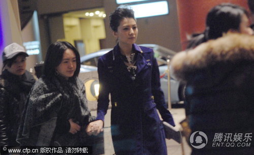 高圆圆拿gucci包显阔气 穿短裙上车怕走光【图】