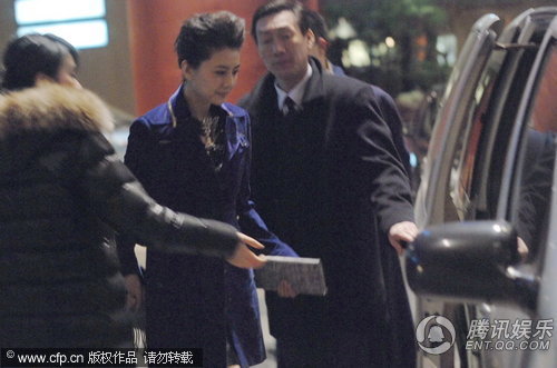 高圆圆拿gucci包显阔气 穿短裙上车怕走光【图】