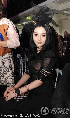 组图:范冰冰戴名表欧洲炫富 穿透视装个性十足