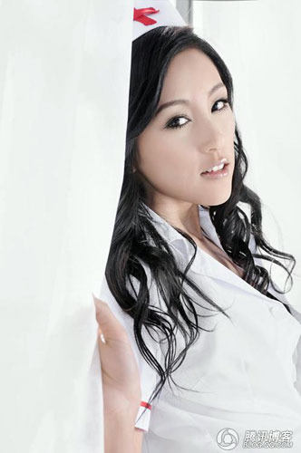 胡允儿玩制服诱惑 变身性感护士