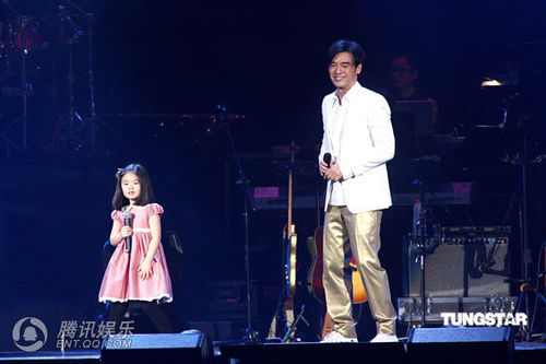 钟镇涛带女儿表演 两人对唱浓浓父女情【图】