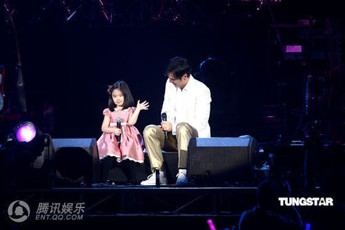 钟镇涛带女儿表演 两人对唱浓浓父女情【图】