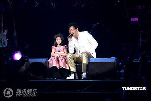 钟镇涛带女儿表演 两人对唱浓浓父女情【图】