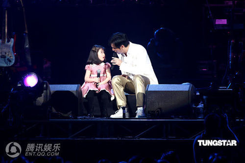 钟镇涛带女儿表演 两人对唱浓浓父女情【图】