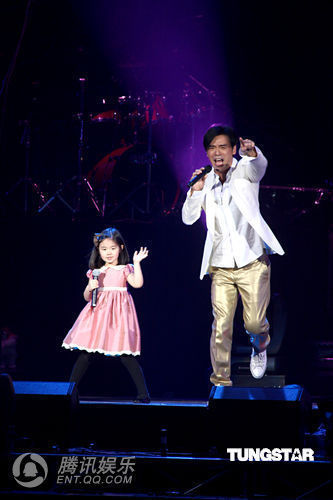 钟镇涛带女儿表演 两人对唱浓浓父女情【图】