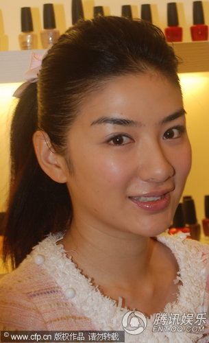 黄奕新店开张做老板 拎限量版手袋摆阔【图】