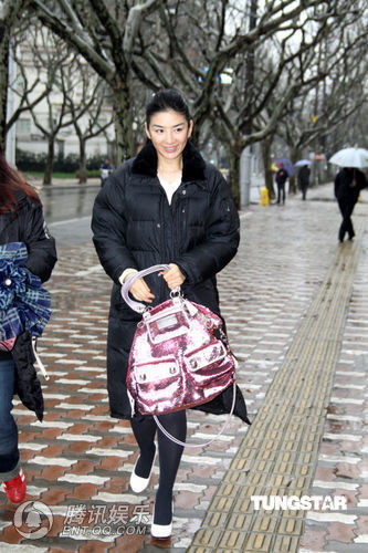 黄奕新店开张做老板 拎限量版手袋摆阔【图】