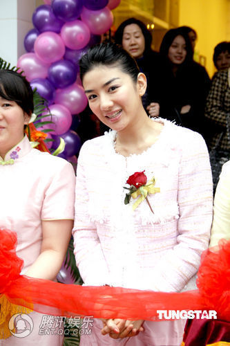 黄奕新店开张做老板 拎限量版手袋摆阔【图】