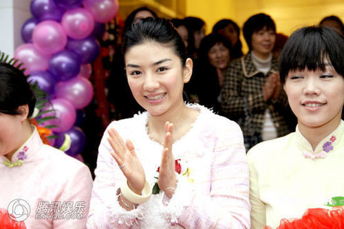 黄奕新店开张做老板 拎限量版手袋摆阔【图】