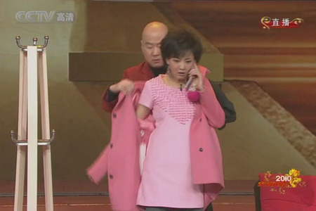 神秘男掷3万2购牛莉春晚大衣 善款悉数捐赠【图】