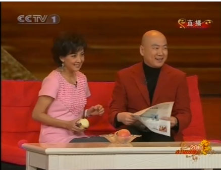 神秘男掷3万2购牛莉春晚大衣 善款悉数捐赠【图】