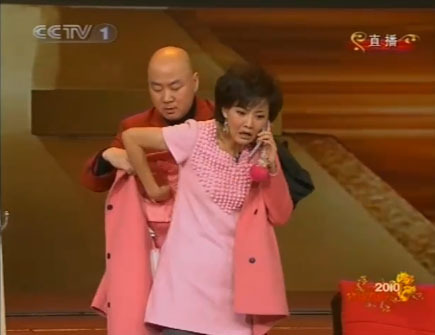 神秘男掷3万2购牛莉春晚大衣 善款悉数捐赠【图】