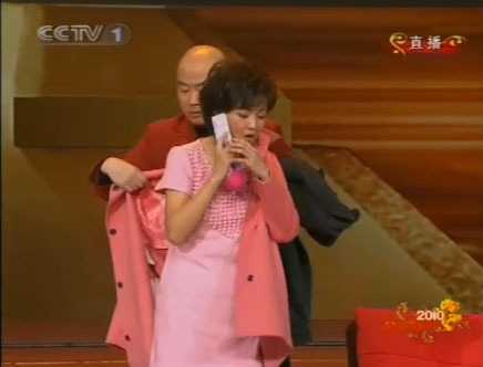 神秘男掷3万2购牛莉春晚大衣 善款悉数捐赠【图】