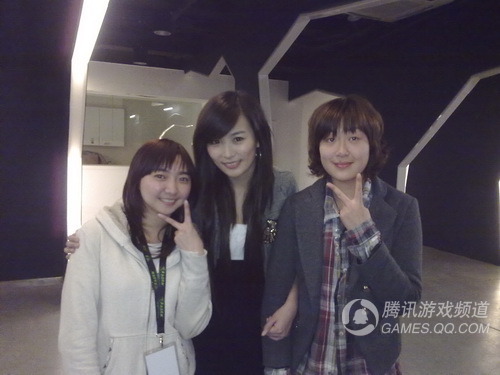 女主播冠军香香与QQ军团玩家合影