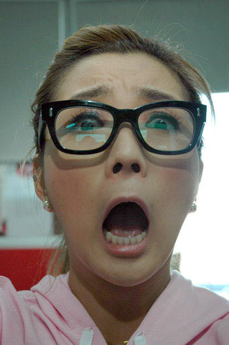 明星追时髦戴眼镜效果大不同