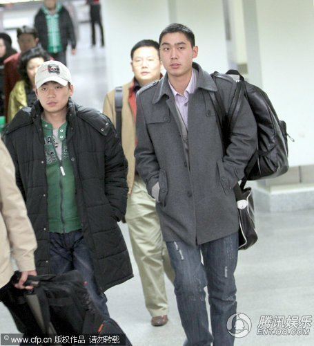 王宝强现身机场 穿朴素羽绒服平易近人【图】