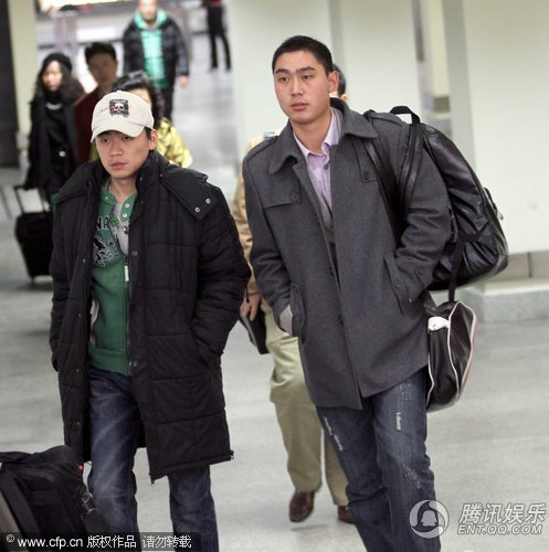 王宝强现身机场 穿朴素羽绒服平易近人【图】