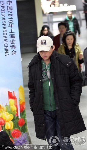 王宝强现身机场 穿朴素羽绒服平易近人【图】