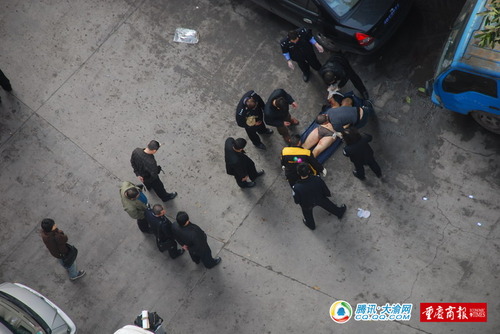 黄桷坪天降<em>女人</em>头 <em>男子穿内裤</em>随后跳下(图)_新