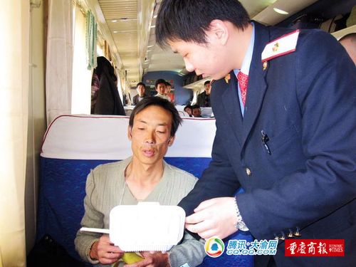 男子三天滴米未沾上火车  晕倒列车员急救
