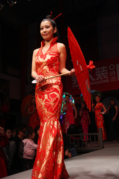 中国式<em>性感装</em>女郎大赛总决赛旗袍展示_<em>女性</em>_