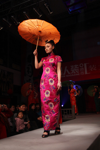 中国式<em>性感装</em>女郎大赛总决赛旗袍展示_<em>女性</em>_