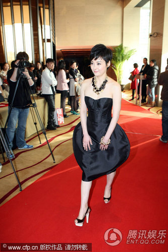 袁立低胸性感亮相秀美背 小礼服娇俏可人【图】
