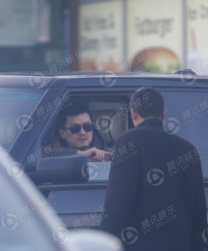 王菲李亚鹏浓情不减 车中调情秀恩爱【图】