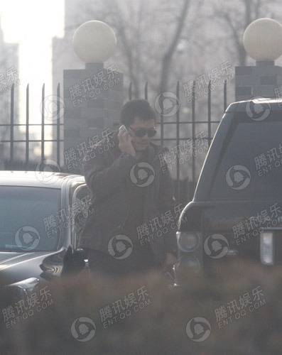 王菲李亚鹏浓情不减 车中调情秀恩爱【图】