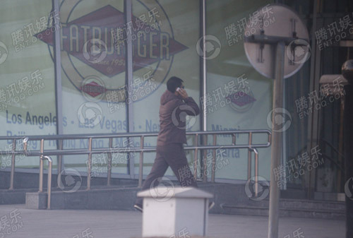 王菲李亚鹏浓情不减 车中调情秀恩爱【图】