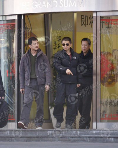 王菲李亚鹏浓情不减 车中调情秀恩爱【图】