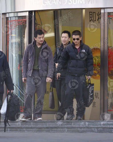 王菲李亚鹏浓情不减 车中调情秀恩爱【图】