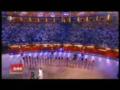 组图:老外用筷子替25位美女解内衣 手法熟练_