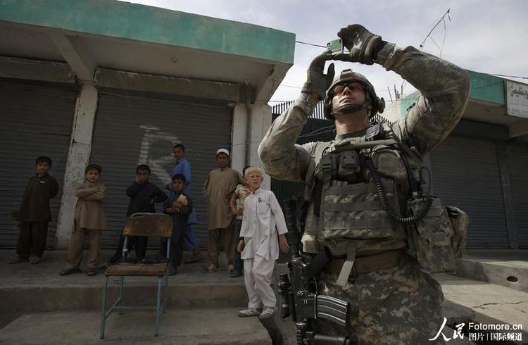 图片故事:驻阿富汗美国大兵铁汉柔情