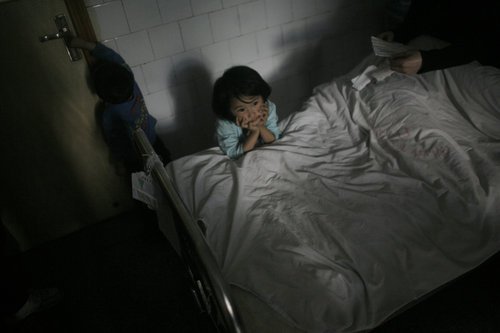 湖南郴州血铅中毒儿童接受住院治疗(组图)