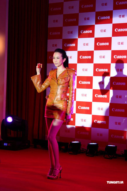 高清：莫文蔚澳门封街拍广告 街头奔跑至见血【图】