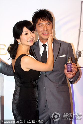 陶晶莹、李李仁首次联袂代言 亲密接触流露爱意