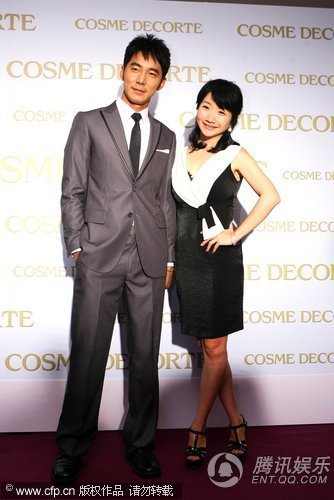 陶晶莹、李李仁首次联袂代言 亲密接触流露爱意