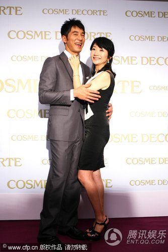 陶晶莹、李李仁首次联袂代言 亲密接触流露爱意