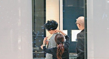 王菲豪花百万置衣 买内裤送老公李亚鹏