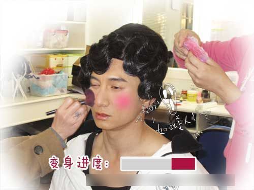 吴奇隆抹红脸蛋带发卡 变身可爱“女人”