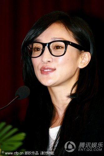 周迅扮靓出新招 手背刺青上镶水钻个性醒目【图】