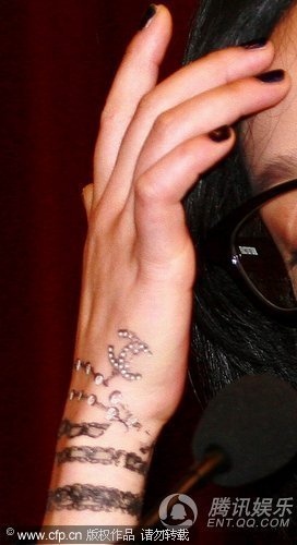 周迅扮靓出新招 手背刺青上镶水钻个性醒目【图】