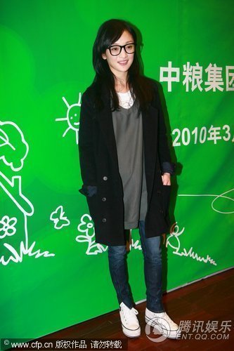 周迅扮靓出新招 手背刺青上镶水钻个性醒目【图】