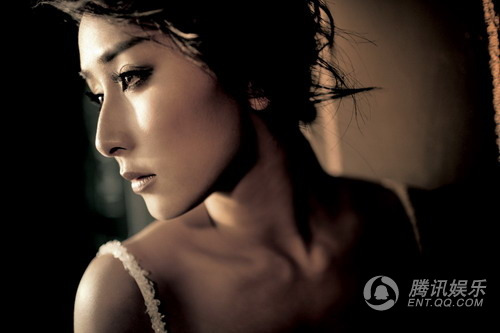 胡静孕后演绎蜕变神话 优雅登时尚杂志封面【图】