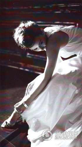 胡静孕后演绎蜕变神话 优雅登时尚杂志封面【图】