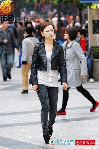 春季街拍第二站解放碑 美女上班去了?(图)_新闻