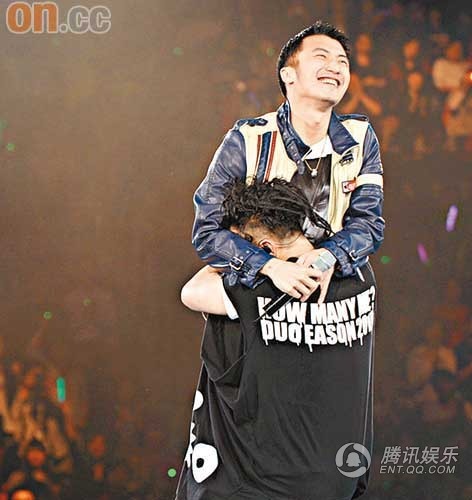 谢霆锋牵陈奕迅谈心事 难忘公园谈情往事【图】